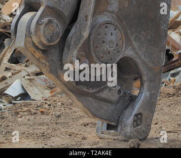 Nahaufnahme eines modernen Metallschrott recycling Scherbolzen Stockfoto