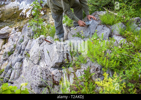 Mann mit geologischen Kompass Stockfoto