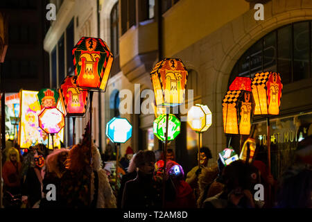 Eisengasse, Basel, Schweiz - 11. März 2019. Nahaufnahme einer Karneval Gruppe Durchführung beleuchtete stick Laternen Stockfoto