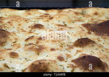 Typisch italienisches Brot Starter genannt Focaccia Con rosmarion Stockfoto