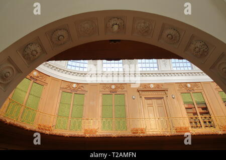 HAARLEM, Niederlande - 24 März, 2019: Der Ovale Raum (von 1784 datiert) innen Teylers Museum (Kunst, Natur und Wissenschaft) mit Holz- und verzierten Stockfoto