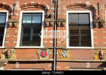 Details der Schnitzereien der Hausfassade auf jansstraat Straße in Haarlem, Niederlande Stockfoto