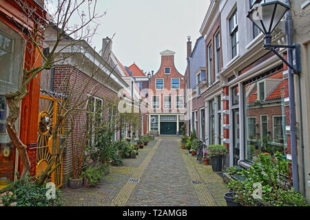 HAARLEM, Niederlande - 24 März, 2019: einen ruhigen, gepflasterten Gasse (Cornelissteeg Straße) mit traditionellen und farbenfrohen Häusern Stockfoto