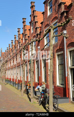 HAARLEM, Niederlande - 24. MÄRZ 2019: Die prunkvolle Architektur der historischen Sehenswürdigkeit auf Groot Helligland Gasthuis-Huisjes, Straße Stockfoto