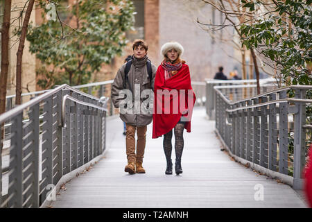Eine junge Coupé wandern die High Line Park linear erhöht, Greenway städtischen Park ehemaligen New York Central Railroad auf der west Side von Manhattan Sporn Stockfoto