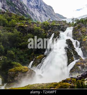 Panoramablick auf Kleivafossen Wasserfall auf Briksdalselva Fluss, Gletscher Briksdalsbreen, Norwegen Stockfoto