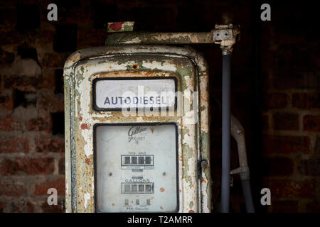 Barn yard finde alte diesel Zapfsäule auf der Farm von Storeton Halle Wirral Stockfoto