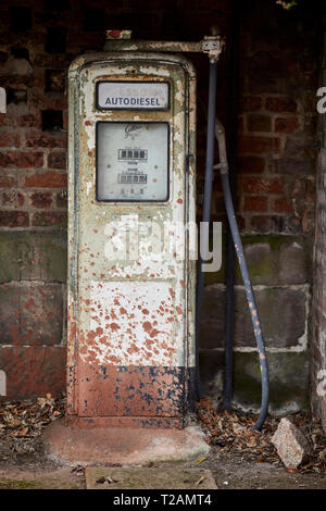 Barn yard finde alte diesel Zapfsäule auf der Farm von Storeton Halle Wirral Stockfoto