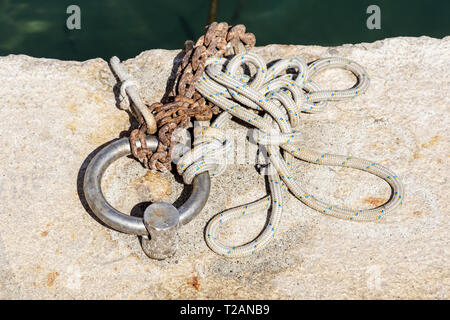 Alte Metall rostig Liegeplatz Poller mit Kette umwickelt. Stockfoto