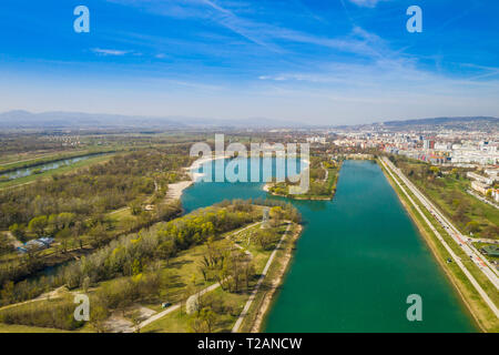 Zagreb, Kroatien, Jarun See, schönen grünen Recreation Park, sonniger Frühlingstag, Panoramablick von Drohne, Stadt im Hintergrund Stockfoto