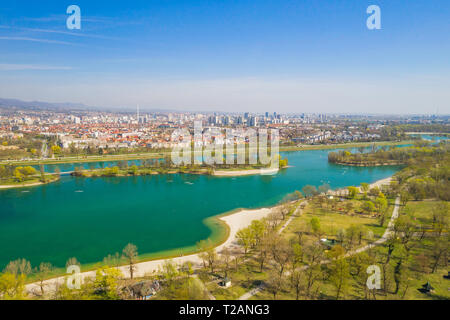 Zagreb, Kroatien, Jarun See, schönen grünen Recreation Park, sonniger Frühlingstag, Panoramablick von Drohne, Stadt im Hintergrund Stockfoto