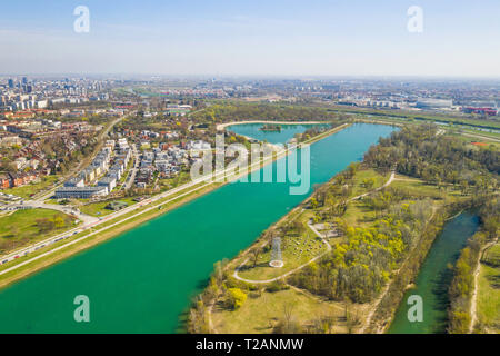 Zagreb, Kroatien, Jarun See, schönen grünen Recreation Park, sonniger Frühlingstag, Panoramablick von Drohne, Stadt im Hintergrund Stockfoto