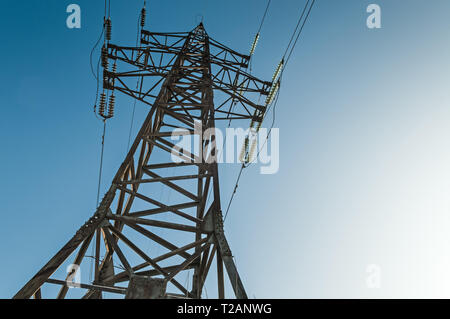 Hohe Spannung strommast am hellen Himmel Wolken Hintergrund, Strom power transmission Pylon Stockfoto