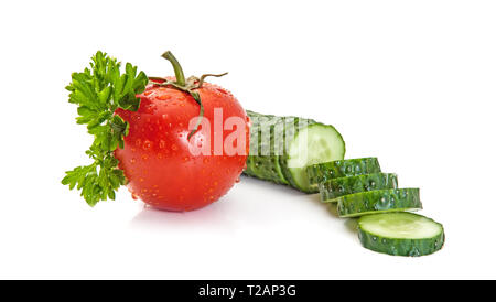 Isolierte salat Zutaten. Frisches Gemüse (Tomaten und Gurke Stück) und Petersilie auf weißem Hintergrund Stockfoto