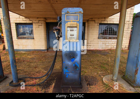 Eine stillgelegte Tankstelle mit retro Tankstelle bowser im ländlichen Australien. Elektroautos werden Tankstellen überflüssig machen. Stockfoto