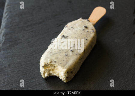 Eis Lolly mit weißer Schokolade und dunkler Schokolade Cookies Krümel Stockfoto