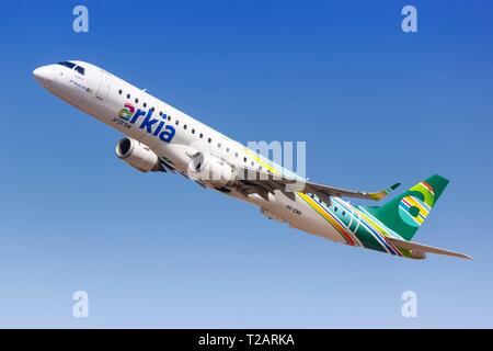 Tel Aviv, Israel - 23. Februar 2019: Arkia Embraer 195 Flugzeug am Flughafen Tel Aviv (TLV) in Israel. | Verwendung weltweit Stockfoto