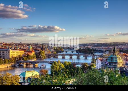 Die Karlsbrücke, Karluv Most und Lesser Town Tower, Prag im Frühjahr bei Sonnenaufgang, Tschechische Republik. Stockfoto