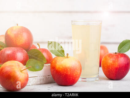 Glas frischen Bio Apfelsaft mit braeburn pink lady Äpfel in Box auf Holz- Hintergrund. Platz für Text Stockfoto