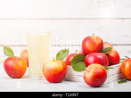 Glas frischen Bio Apfelsaft mit braeburn pink lady Äpfel in Box auf Holz- Hintergrund. Platz für Text Stockfoto