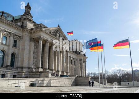 Deutschland: Reichstag vom Westen aus gesehen. Foto vom 18. März 2019. | Verwendung weltweit Stockfoto