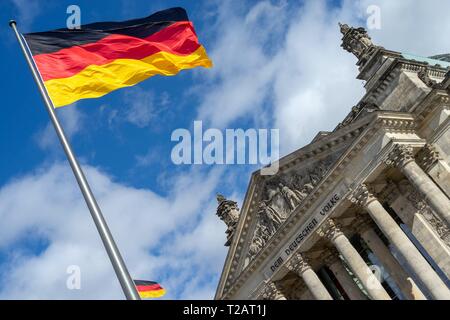 Deutschland: Reichstag vom Westen aus gesehen. Foto vom 18. März 2019. | Verwendung weltweit Stockfoto