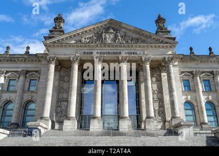 Deutschland: Reichstag vom Westen aus gesehen. Foto vom 18. März 2019. | Verwendung weltweit Stockfoto