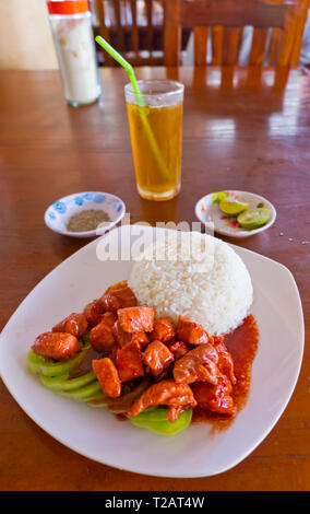 Lok Lak, gewürfelten Rindfleisch mit Reis, in Battambang, Kambodscha, Asien Stockfoto