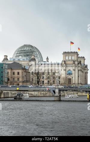 Deutschland: Reichstag aus dem Osten entlang der Spree Foto ab 18. März 2019 gesehen. | Verwendung weltweit Stockfoto