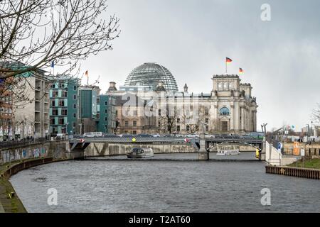 Deutschland: Reichstag aus dem Osten entlang der Spree Foto ab 18. März 2019 gesehen. | Verwendung weltweit Stockfoto