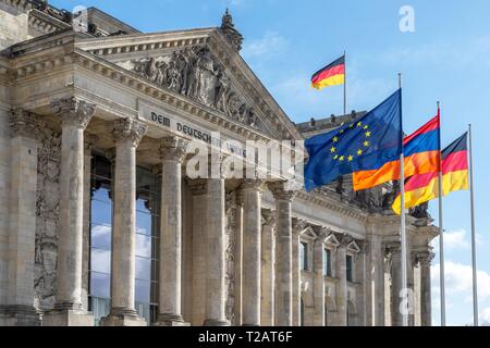 Deutschland: Reichstag vom Westen aus gesehen. Foto vom 18. März 2019. | Verwendung weltweit Stockfoto