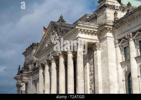 Deutschland: Reichstag vom Westen aus gesehen. Foto vom 18. März 2019. | Verwendung weltweit Stockfoto