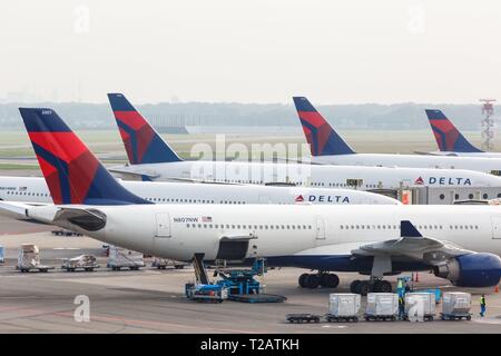 Amsterdam, Niederlande, 21. Oktober 2018: Delta Air Lines Flugzeuge am Flughafen Amsterdam Schiphol (AMS) in den Niederlanden. | Verwendung weltweit Stockfoto