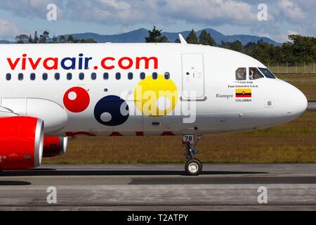 Medellin, Kolumbien - 26. Januar 2019: Vivaair Airbus A320 Flugzeug in Medellin Flughafen (MDE) in Kolumbien. | Verwendung weltweit Stockfoto