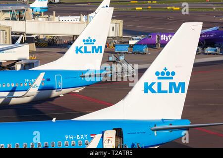 Amsterdam, Niederlande - 19 April, 2015: KLM Royal Dutch Airlines Boeing 737-Flugzeuge am Flughafen Amsterdam Schiphol (AMS) in den Niederlanden. | Verwendung weltweit Stockfoto