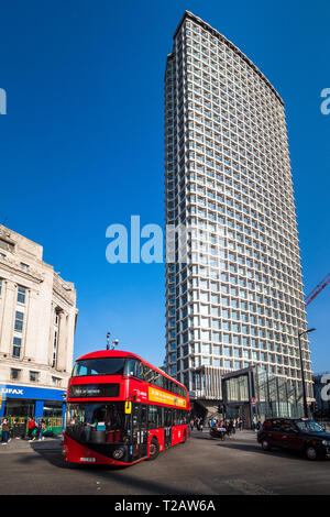 Mittelpunkt London - London Bus die 33-stöckiges Hochhaus im Zentrum von London vorbei, abgeschlossen Architekt 1966 George Marsh von R.Seifert und Partner Stockfoto