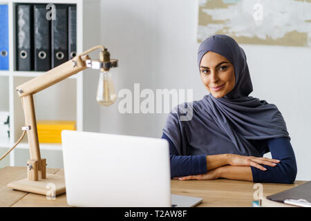 Lächelnd muslimischen Dame Stockfoto