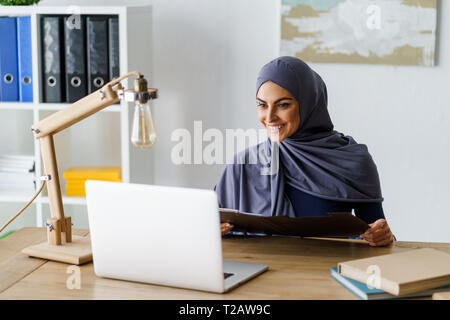 Muslimische Frau die Arbeit im Büro Stockfoto