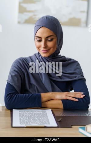 Weibliche muslimische Lehrerin Stockfoto