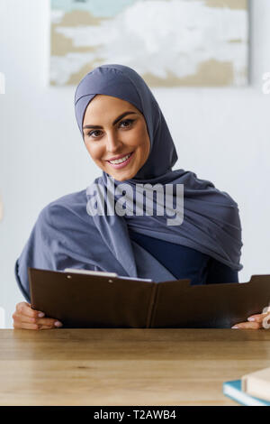 Happy muslimischen Geschäftsfrau lesen Stockfoto