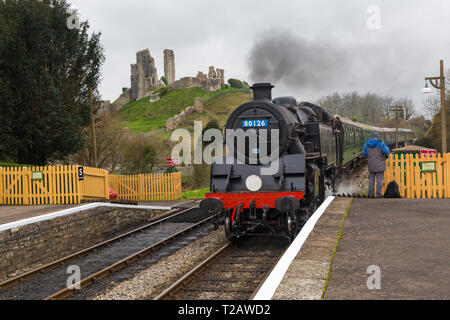 British Railways Standard Klasse 4 tank Nr. 80104, neu nummeriert Nr. 80126, Reisen durch Corfe Castle, Dorset, Großbritannien im März Stockfoto