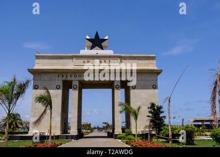 ACCRA, GHANA - 11. APRIL 2018: Schöne Bogen von Black Star Gate Denkmal, Teil der Platz der Unabhängigkeit, Schauplatz für viele nationale Feierlichkeiten Stockfoto