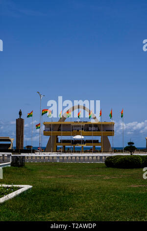 ACCRA, GHANA - 11. APRIL 2018: Auf dem Weg zur Statue suchen, Unabhängigkeit Arch und Fahnen von Ghana in Accra Independence Square, der Tag der Unabhängigkeit par Stockfoto