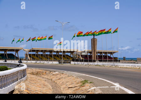 ACCRA, GHANA - 11. APRIL 2018: Across Kreisverkehr in Richtung der Sitzbereich und Fahnen von Ghana in Indpendence Square in Accra, Schauplatz für Unabhängigkeit D Stockfoto