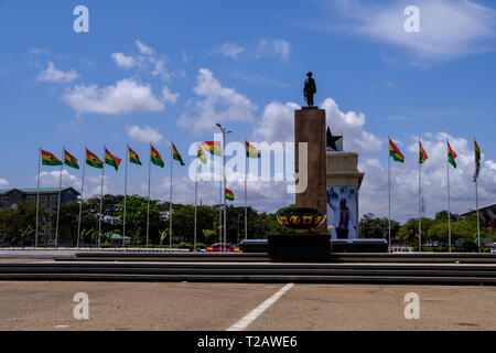 ACCRA, GHANA - 11. APRIL 2018: die Statue von Soldaten und Fahnen von Ghana in Accra Independence Square, Schauplatz für Independence Day Paraden und nationalen Cele Stockfoto