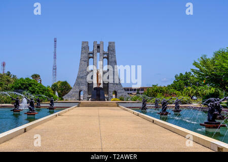 ACCRA, GHANA - 11. APRIL 2018: Kwame Nkrumah Memorial Park mit verzierten Marmor Mausoleum und goldene Statue auf der ghanaische Präsident und Wasserfontänen Stockfoto