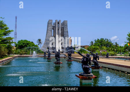 ACCRA, GHANA - 11. APRIL 2018: Blick durch Wasserbrunnen in Kwame Nkrumah Memorial Park zu den marmornen Mausoleum und goldene Statue auf die ghanaische Pr Stockfoto