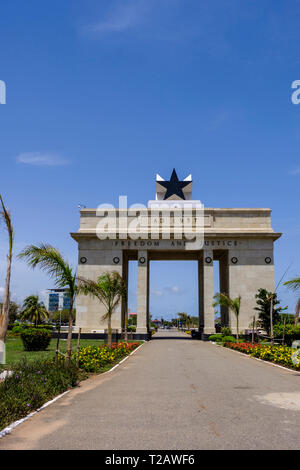 ACCRA, GHANA - 11. APRIL 2018: Black Star Gate Denkmal ist Teil der Platz der Unabhängigkeit, Schauplatz für Independence Day Paraden und nationalen Feiern Stockfoto