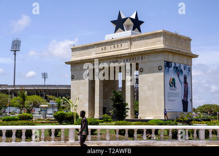 ACCRA, GHANA - 11. APRIL 2018: Unbekannter schwarzer Mann Spaziergänge letzten Bogen von Black Star Gate Denkmal, Symbol der Freiheit und der Platz der Unabhängigkeit Stockfoto