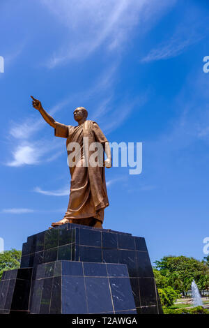 ACCRA, GHANA - 11. APRIL 2018: wunderschöne goldene Bronzestatue von Kwame Nkrumah, Gründer von Ghana und der ghanaische Präsident in der Memorial Park, Punkte Stockfoto